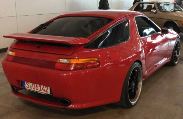 Връщане към 90-те.Това е дебело Porsche 928 GTS от 1994 година. Strosek напомпа допълнително червената кола  с бодикит. Въздушните сплитери отпред са единствените деликатни детайли, иначе колата се състои основно от разширени калници и други големи, гладки повърхности.

Тунинг компания остави 5,4-литровия V8 недокоснат. Заради по-голямата челна площ автомобилът е по-бавен от фабрично оригинален 928 GTS. Но тъй като клиентът го е поръчал с автоматична трансмисия, едва ли максималната скорост не му е била много важна.

Това 928 вече е имало двама предишни собственика. Според обявата е само на 100 000 километра. С климатик и кожа се очаква да струва 69 000 евро.
